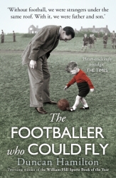 Book cover of The Footballer Who Could Fly by Duncan Hamilton