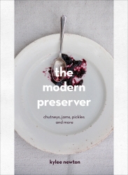 Book cover of The Modern Preserver by Kylee Newton