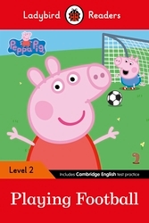 Book cover of Ladybird Readers Level 2 - Peppa Pig - Playing Football (ELT Graded Reader) by Peppa Pig, Ladybird