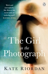 Book cover of The Girl in the Photograph by Kate Riordan