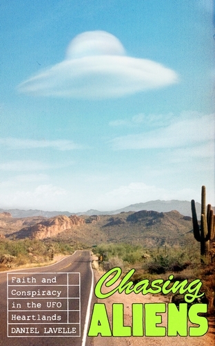 Book cover of Chasing Aliens by Daniel Lavelle