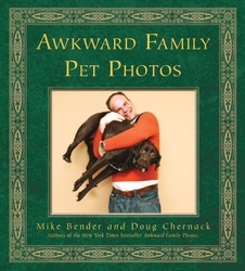 Book cover of Awkward Family Pet Photos by Mike Bender, Doug Chernack