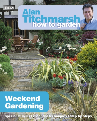 Book cover of Alan Titchmarsh How to Garden: Weekend Gardening by Alan Titchmarsh