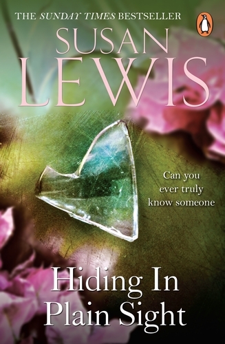 Book cover of Hiding in Plain Sight by Susan Lewis