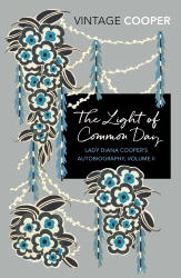 Book cover of The Light of Common Day by Diana Cooper