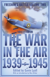 Book cover of The War in the Air by Gavin Lyall